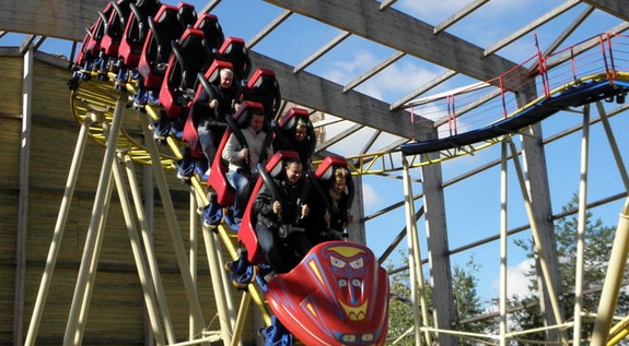 Ruszył rollercoaster w miasteczku Twin Pigs