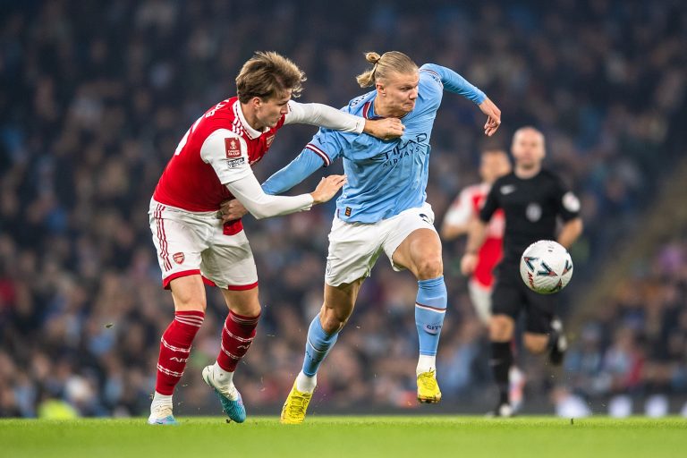 Erling Haland of Manchester City holds the ball up from Rob Holding of Arsenal during the FA Cup fourth round match between Manchester City and Arsenal at the Etihad Stadium, Manchester.
Picture by Matt Wilkinson/Focus Images Ltd 07814 960751
27/01/2023

27.01.2023 Manchester
pilka nozna puchar Anglii
Manchester City - Arsenal
Foto Matt Wilkinson  / Focus Images / MB Media / PressFocus 
POLAND ONLY!!