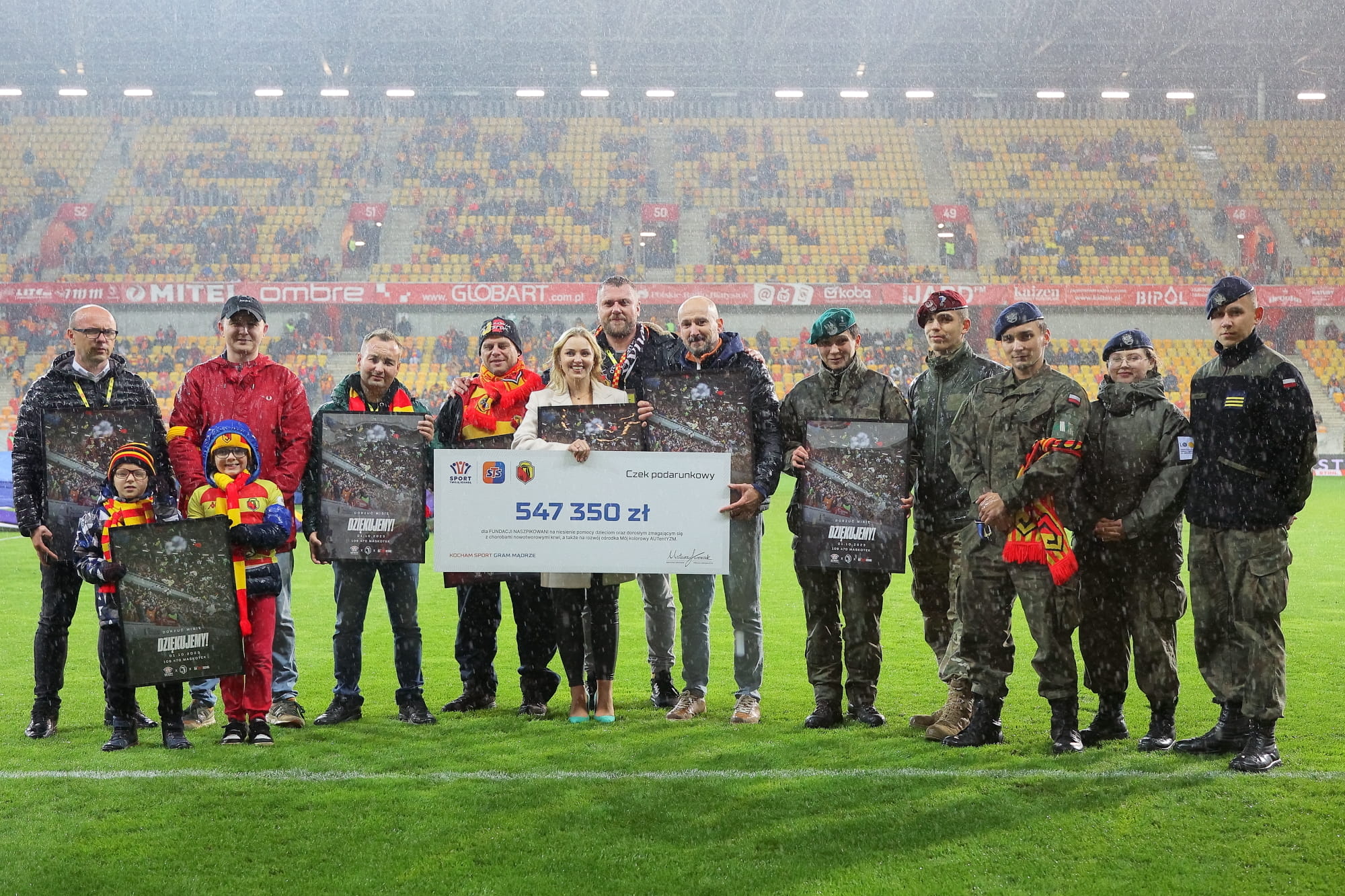 Jagiellonia rozbiła bank pluszaków! Przekazano olbrzymi czek na akcję &quot;Dorzuć misie&quot;