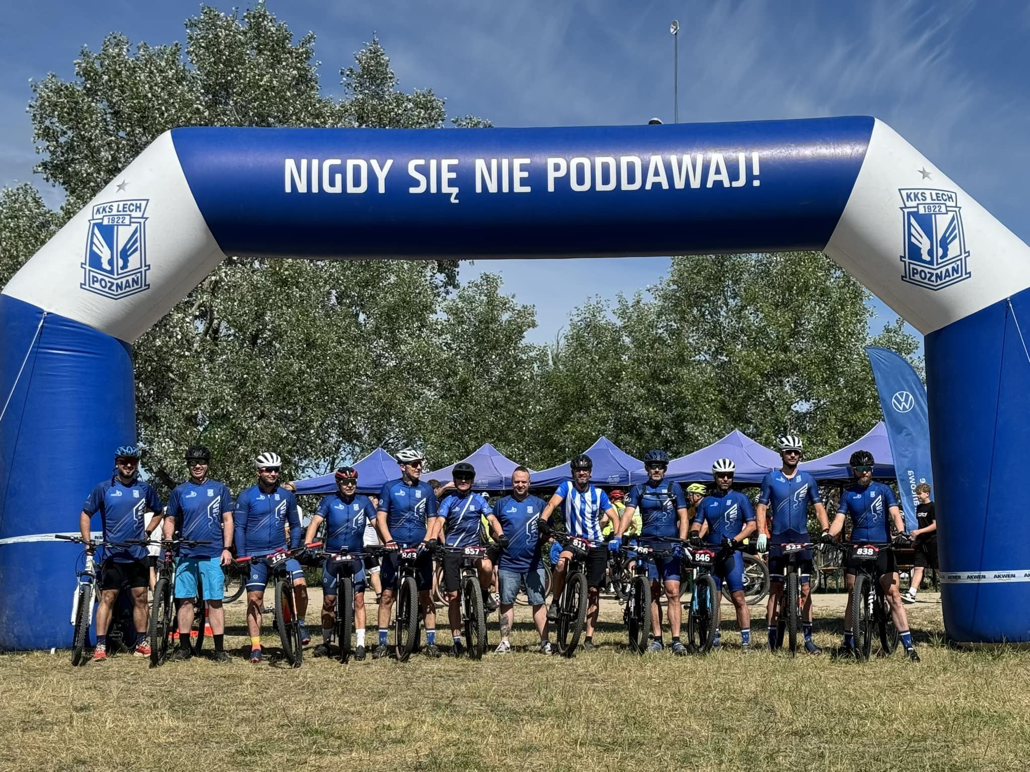 Kibice Lecha jadą na mecz&#8230; rowerami! Wszystko dla noworodków