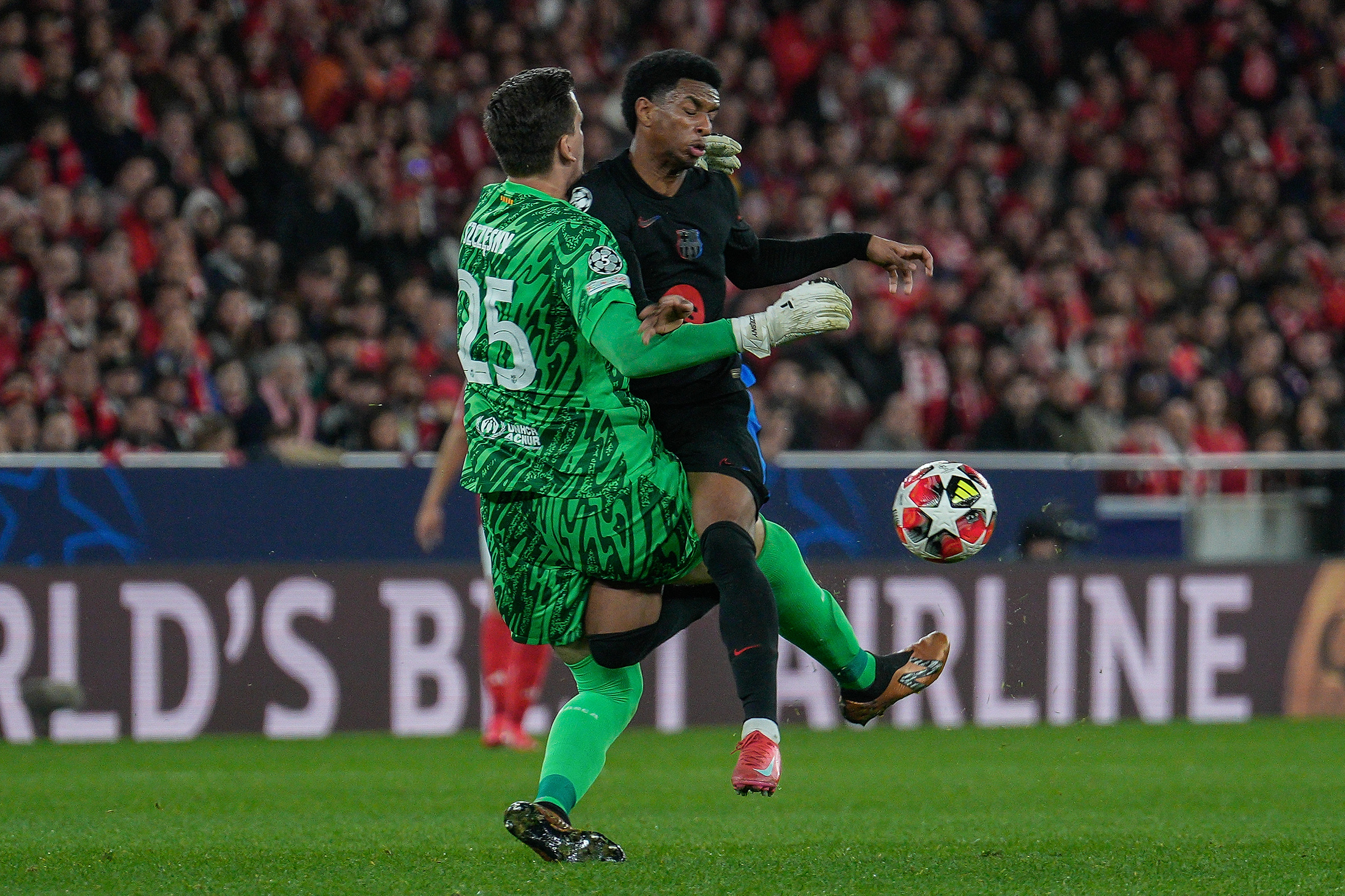 Wojciech Szczesny of FC Barcelona (L) and Alejandro Balde of FC Barcelona (R) in action during the UEFA Champions League 2024/25 League Phase Matchday 7 between SL Benfica and FC Barcelona at Estadio da Luz. Final score: SL Benfica 4:5 FC Barcelona (Photo by Bruno de Carvalho / SOPA Images/Sipa USA)
2025.01.21 Lizbona
pilka nozna liga mistrzow
Benfica Lizbona - FC Barcelona
Foto Bruno de Carvalho/SOPA Images/SIPA USA/PressFocus
!!! POLAND ONLY !!!