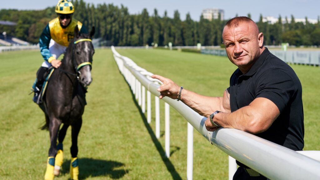 Mariusz Pudzianowski z koniem Betfan