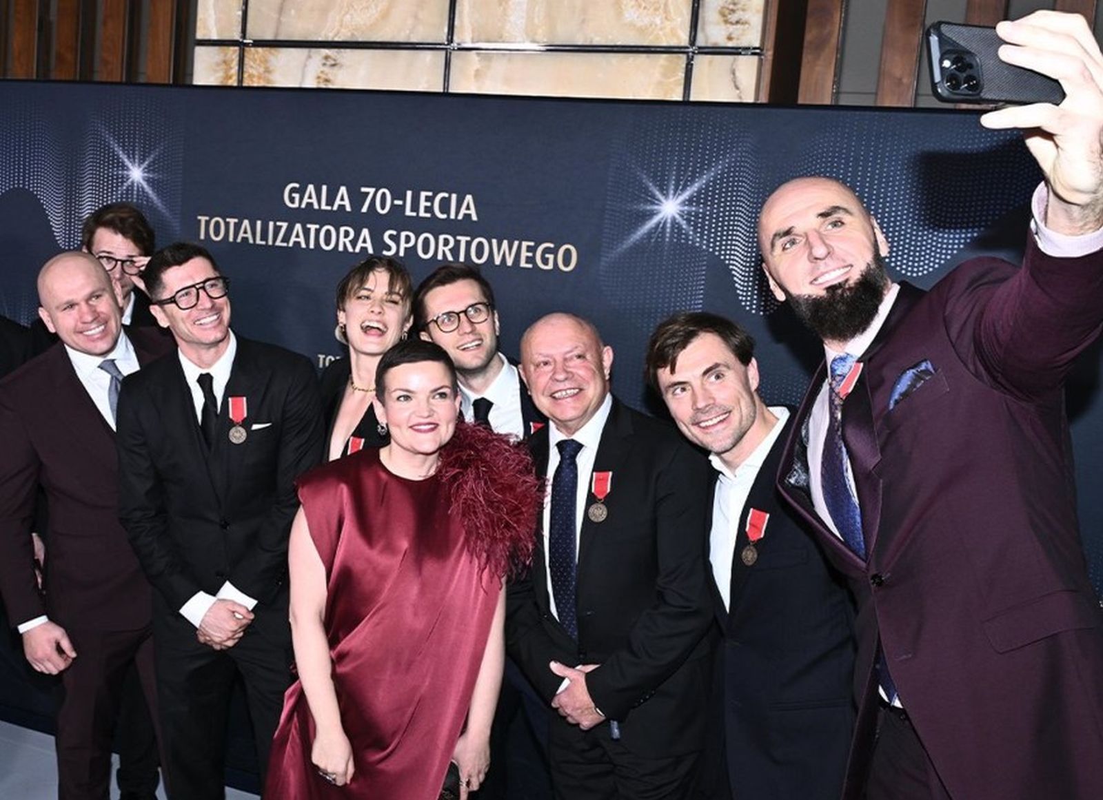 Totalizator z prestiżowymi odznakami Bene Merito od ministra Sikorskiego. Wśród wyróżnionych Lewandowski i Gortat