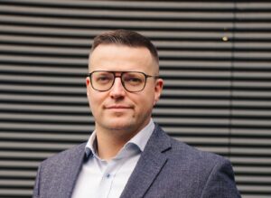 „Ale Fajny Bober!” z certyfikacją. Jak viralowy content wspiera wejście na rynki regulowane