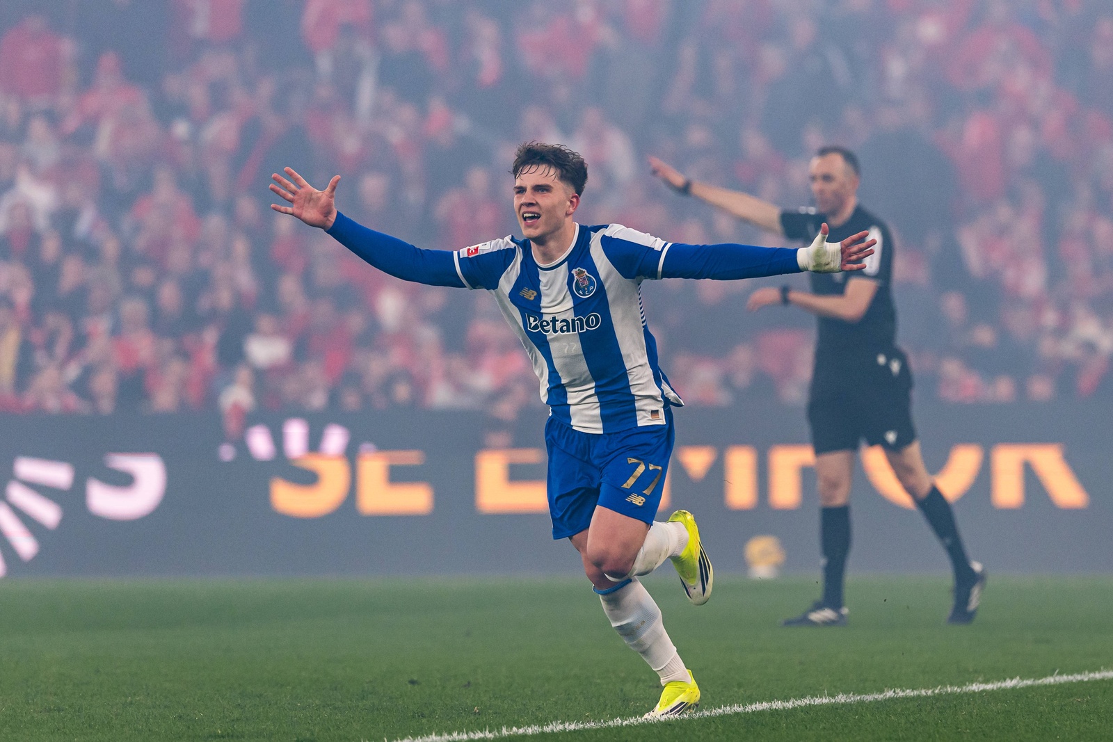 TYLKO U NAS. Kontrowersje wokół koszulki Oskara Pietuszewskiego. W Polsce by to nie przeszło