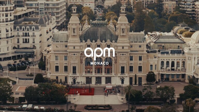 Luksus spotyka sport. APM Monaco stawia kort do padla przed kasynem w Monte Carlo